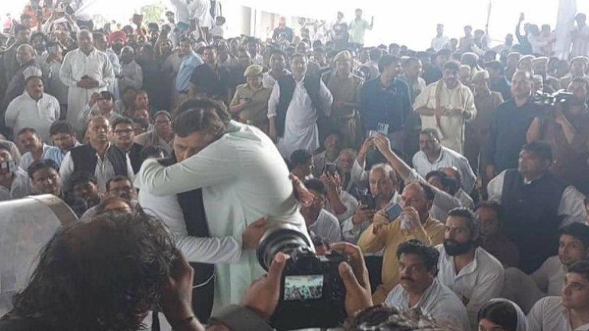 वरुण गांधी ने लगाया गले