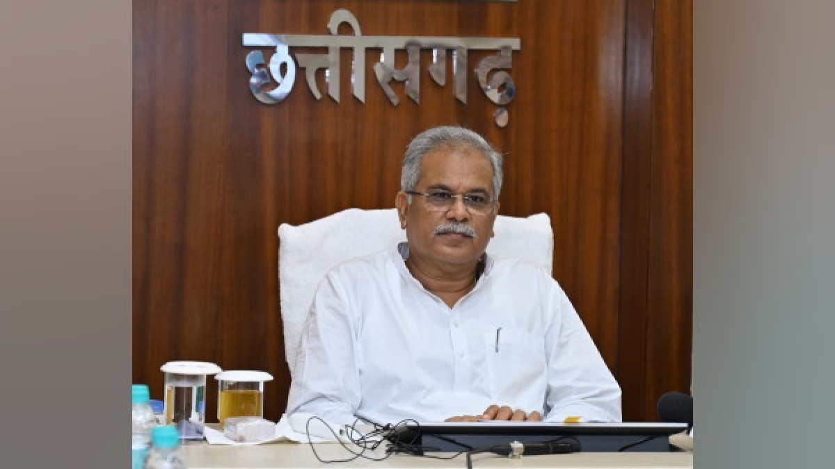 chhattisgarh cm bhupesh baghel transfer money to beneficiaries of Godhan Nyay Yojana chhattisgarh cm bhupesh baghel transfer money to beneficiaries of Godhan Nyay Yojana