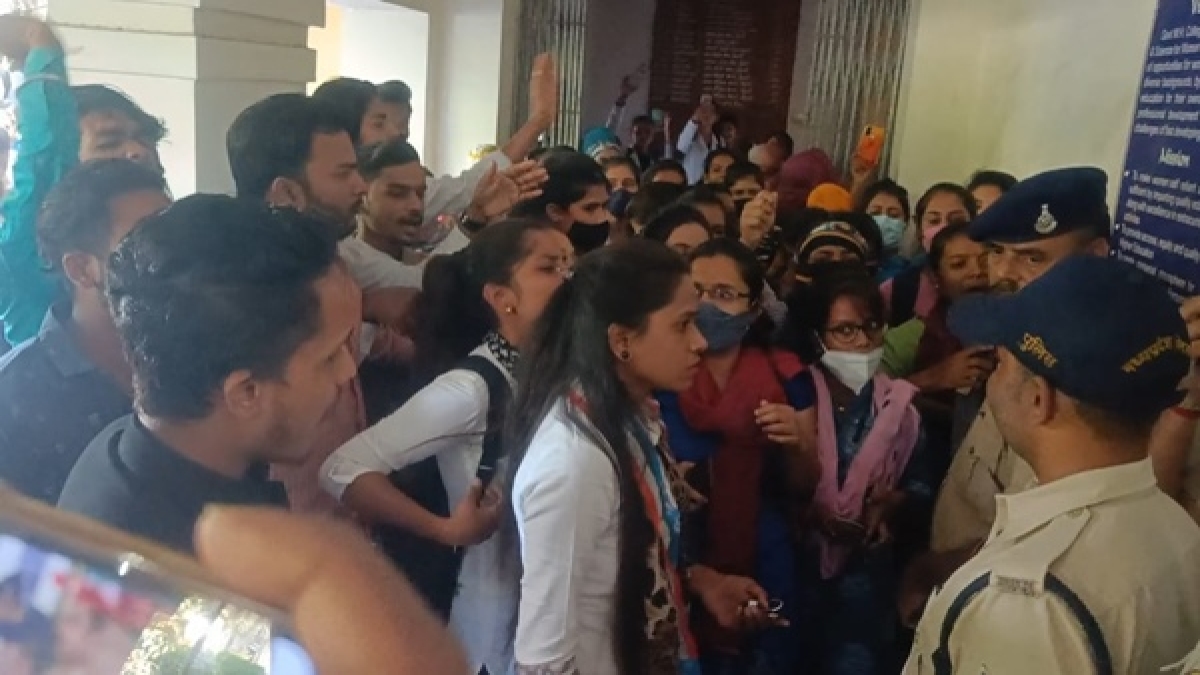 होम साइंस गर्ल्स कॉलेज बना दंगल का मैदान