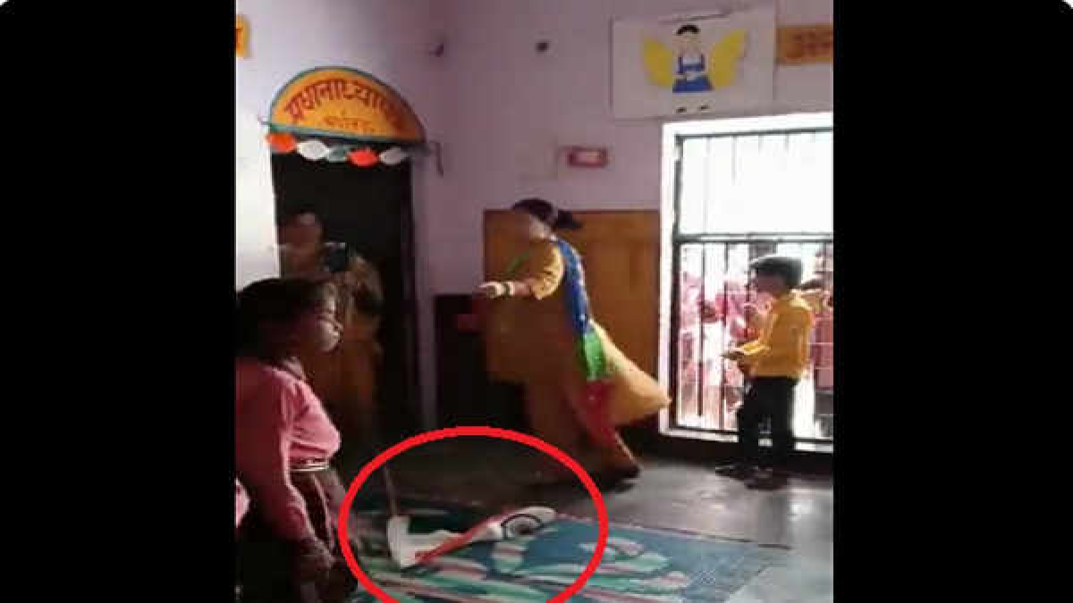बच्चों के सामने दो टीचरों में हुई गुत्थम गुत्था