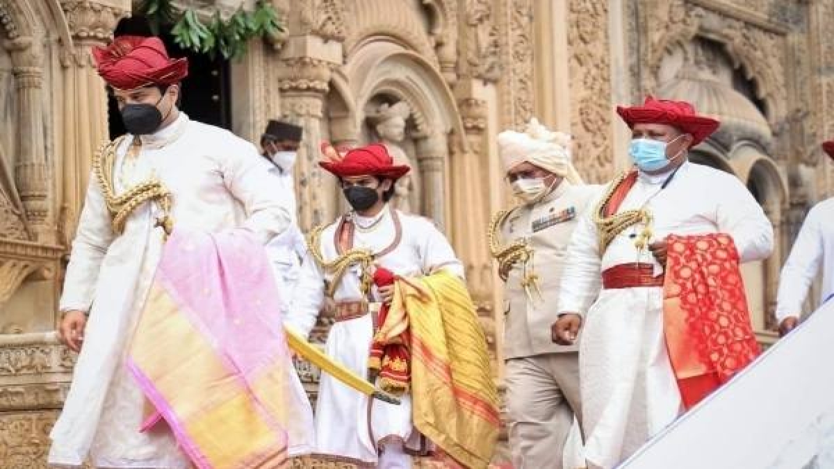 शाही पोशाक में पूजा करने निकले सिंधिया