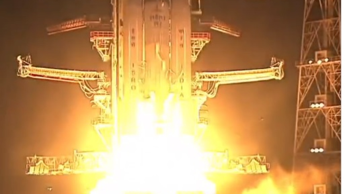 दिवाली से पहले ISRO ने रचा इतिहास, वनवेब के 36 उपग्रहों को लो अर्थ ऑर्बिट में किया लॉन्च, जानें इसकी विशेषता दिवाली से पहले ISRO ने रचा इतिहास, वनवेब के 36 उपग्रहों को लो अर्थ ऑर्बिट में किया लॉन्च, जानें इसकी विशेषता