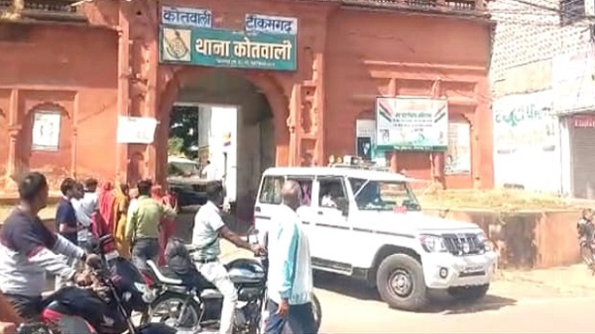 टीकमगढ़ में युवती से छह दोस्तों ने की ज्यादती, गिरफ्तार टीकमगढ़ में युवती से छह दोस्तों ने की ज्यादती, गिरफ्तार