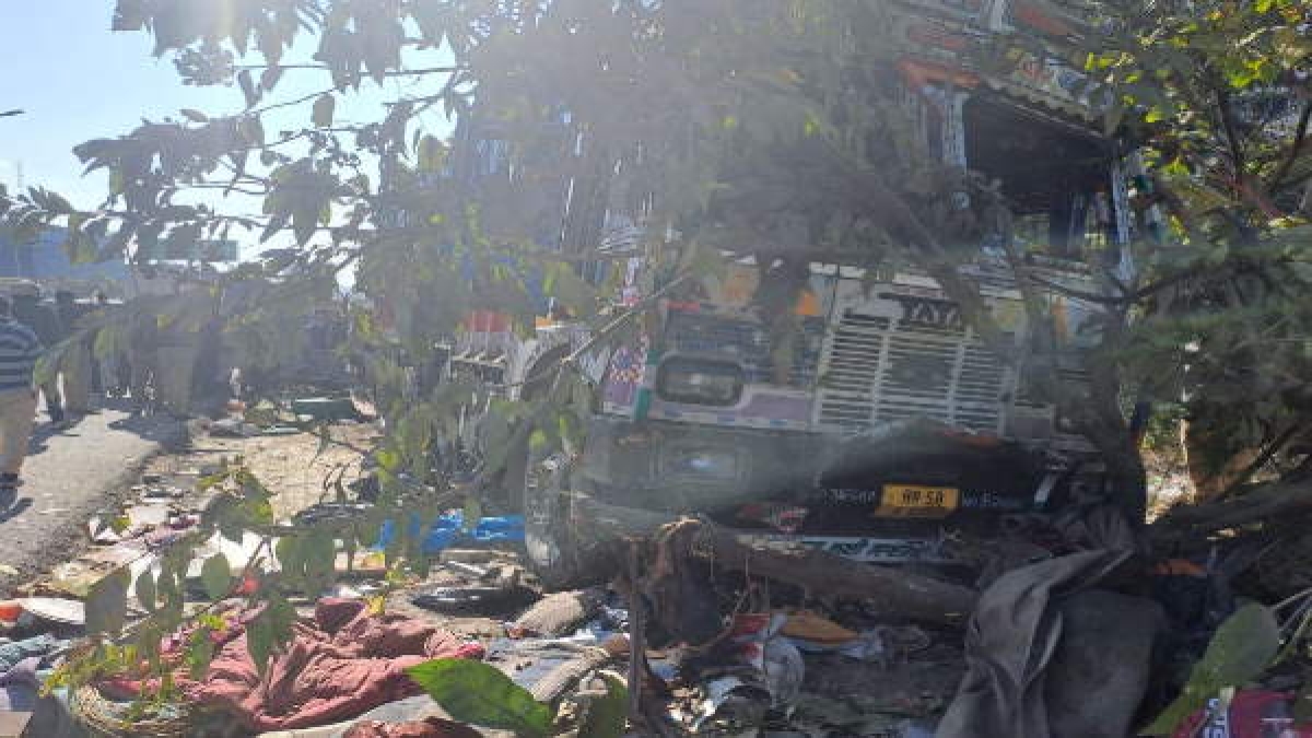 dehradun Chandrabani Chowk truck uncontrolled hit motorcycles scooty rickshaws One died accident dehradun Chandrabani Chowk truck uncontrolled hit motorcycles scooty rickshaws One died accident