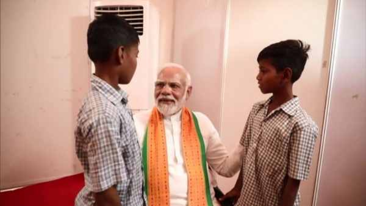बच्चों संग पीएम मोदी की फोटो वायरल