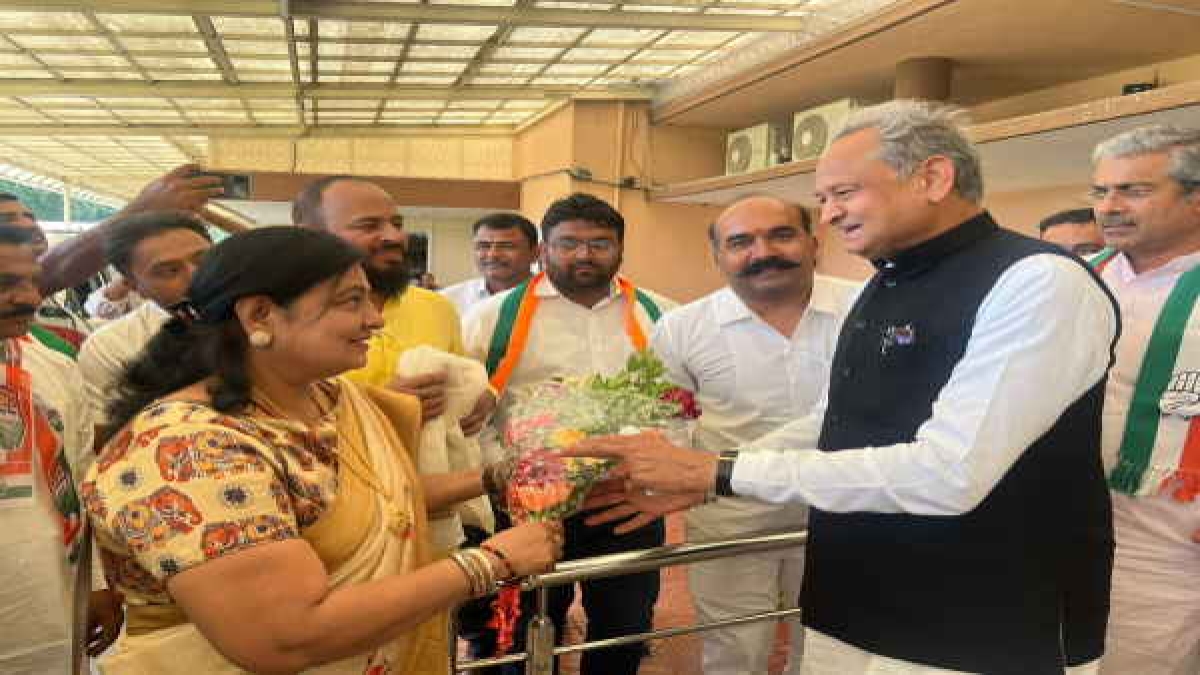 कम उम्र में बड़ा पद पाने की महत्वाकांक्षा