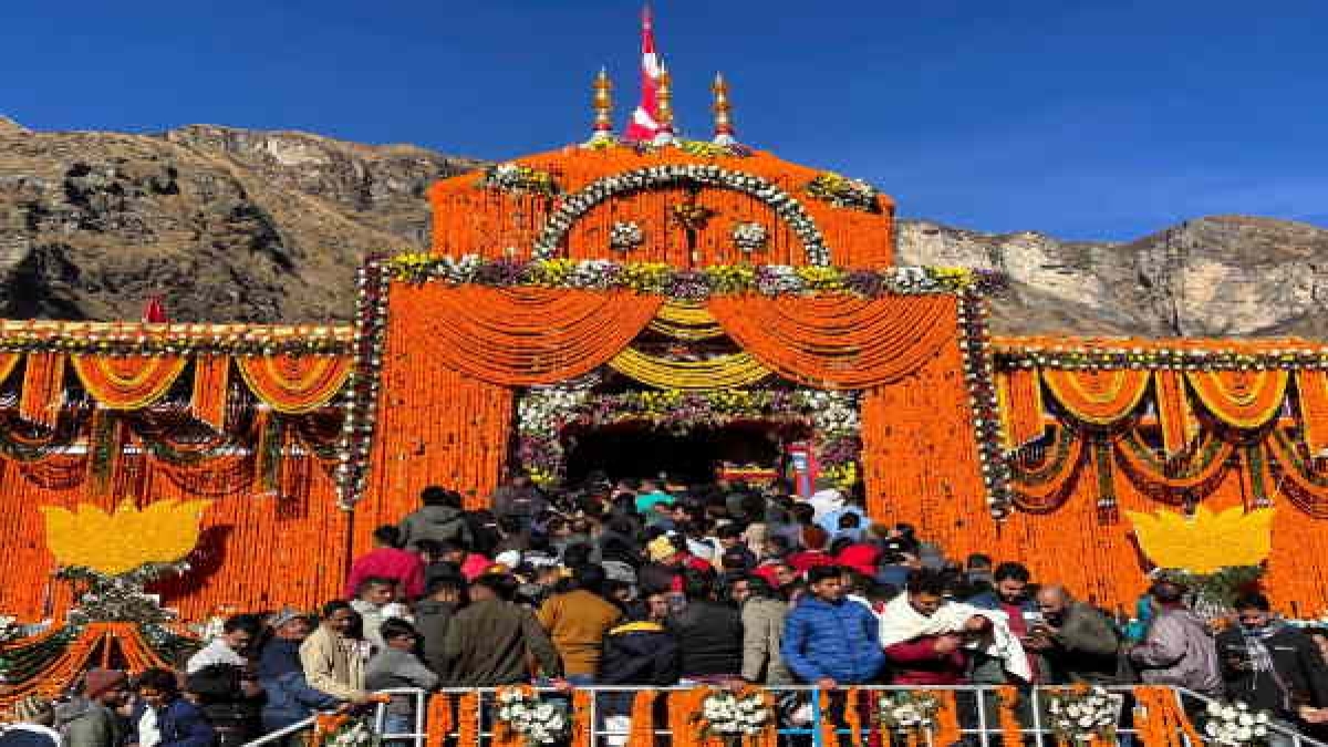 प्रवेश द्वार पर कमल के फूल की आकृति की सजावट