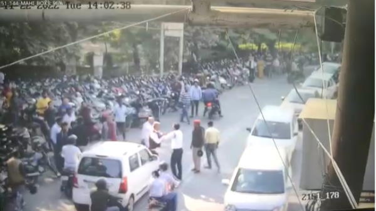 Clash between advocate and policeman on the road in Kanpur incident captured in CCTV Clash between advocate and policeman on the road in Kanpur incident captured in CCTV