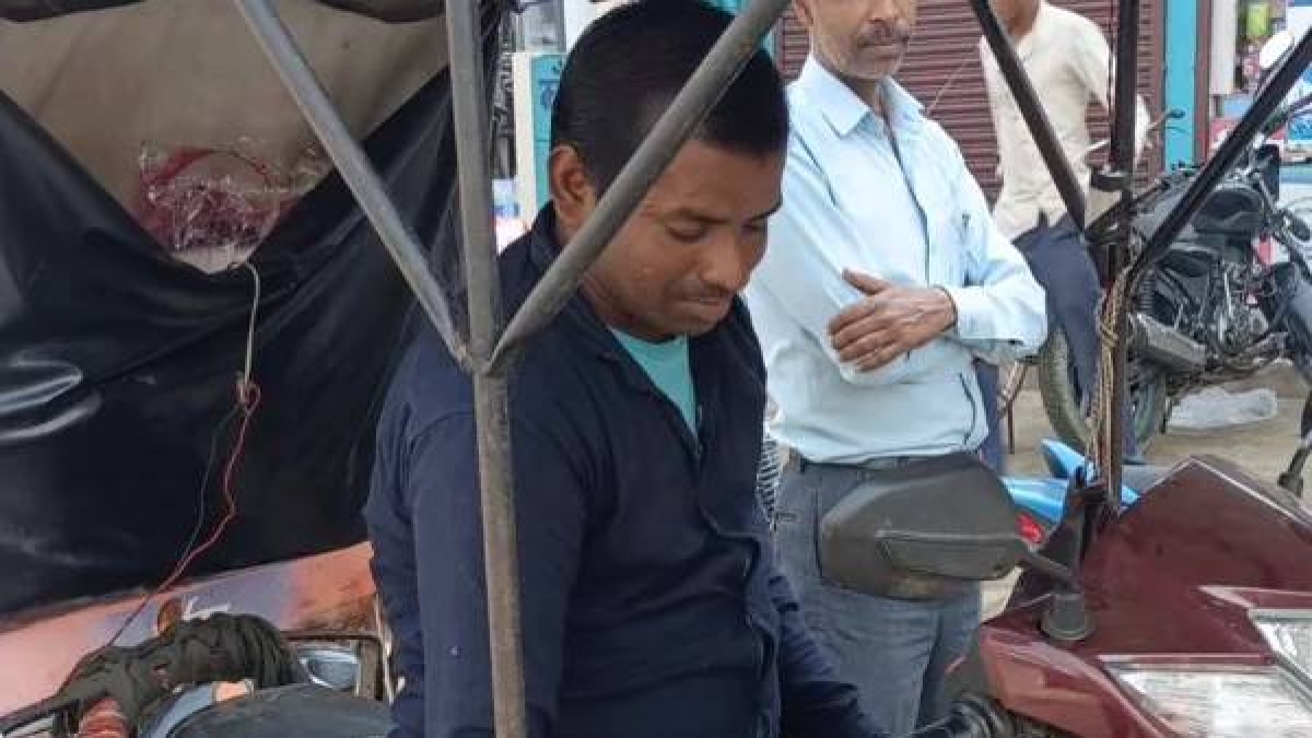 परिवार की ज़िम्मेदारी का उठा रहे बोझ