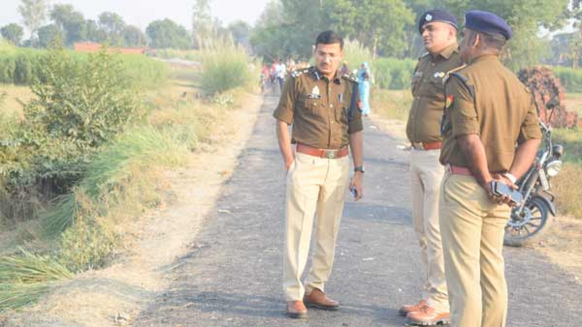शरीर पर कपड़े भी नहीं, केवल अंडरगार्मेंट्स