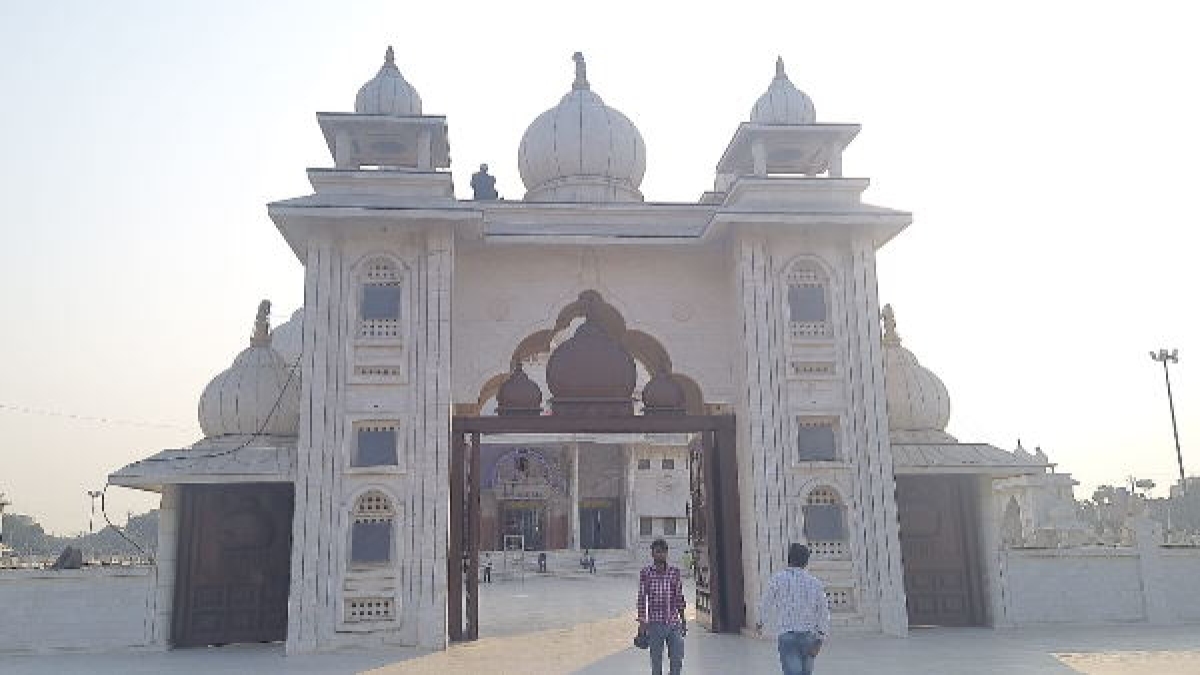 मीनारों से मस्जिद और गुम्मद से गुरुद्वारा लगता है मंदिर