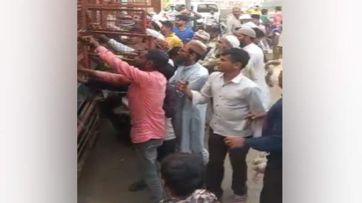 The former chairman distributed chicken by filling trucks before the civic elections The former chairman distributed chicken by filling trucks before the civic elections