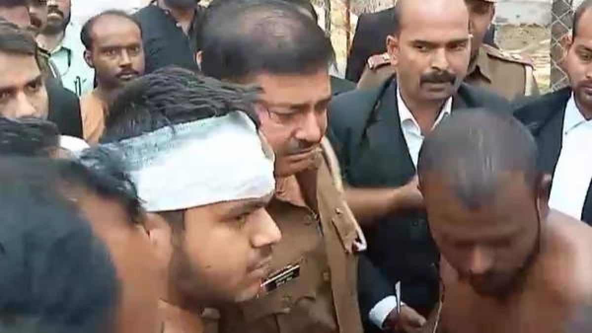 Inspector sahib got emotional in convincing the students sitting on dharna Inspector sahib got emotional in convincing the students sitting on dharna