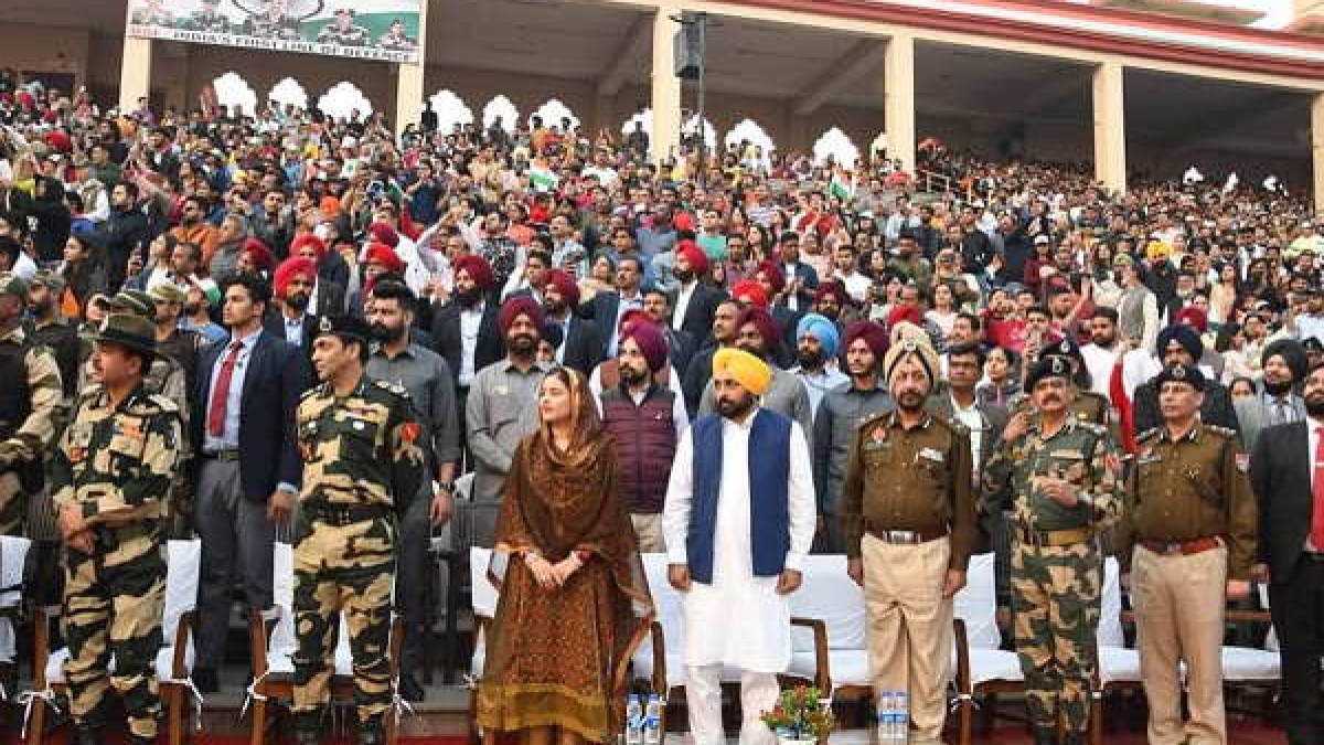 Punjab CM Bhagwant Mann and his wife attend the retreat ceremony at Pakistan-Indias Wagah border, PHOTOS Punjab CM Bhagwant Mann and his wife attend the retreat ceremony at Pakistan-Indias Wagah border, PHOTOS