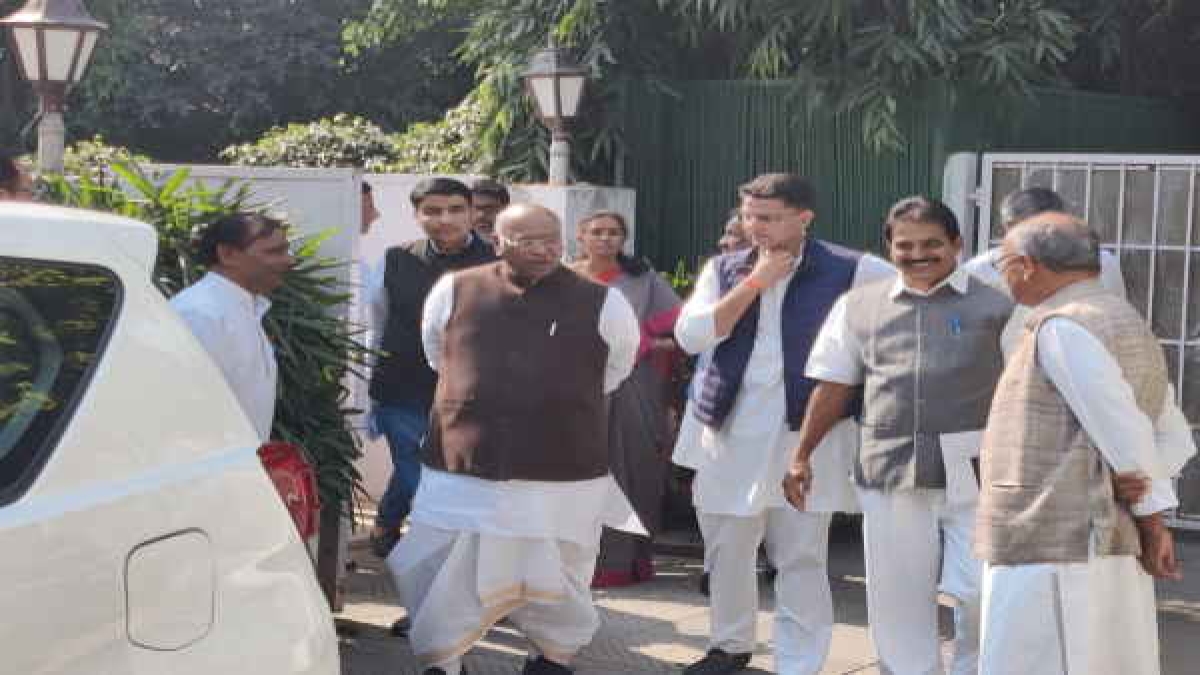 पटेल, नेहरू और गांधी जी ने देश को आजादी दिलाई