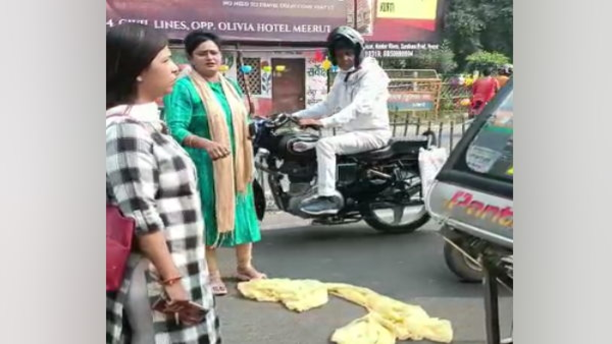The woman set the sari on fire outside the showroom The woman set the sari on fire outside the showroom