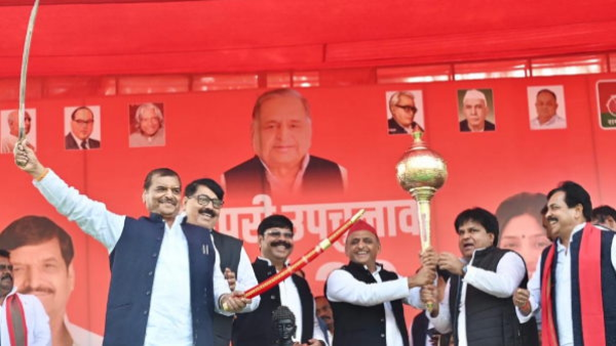 मुलायम का गढ़ बचाने में जुटे हैं अखिलेश