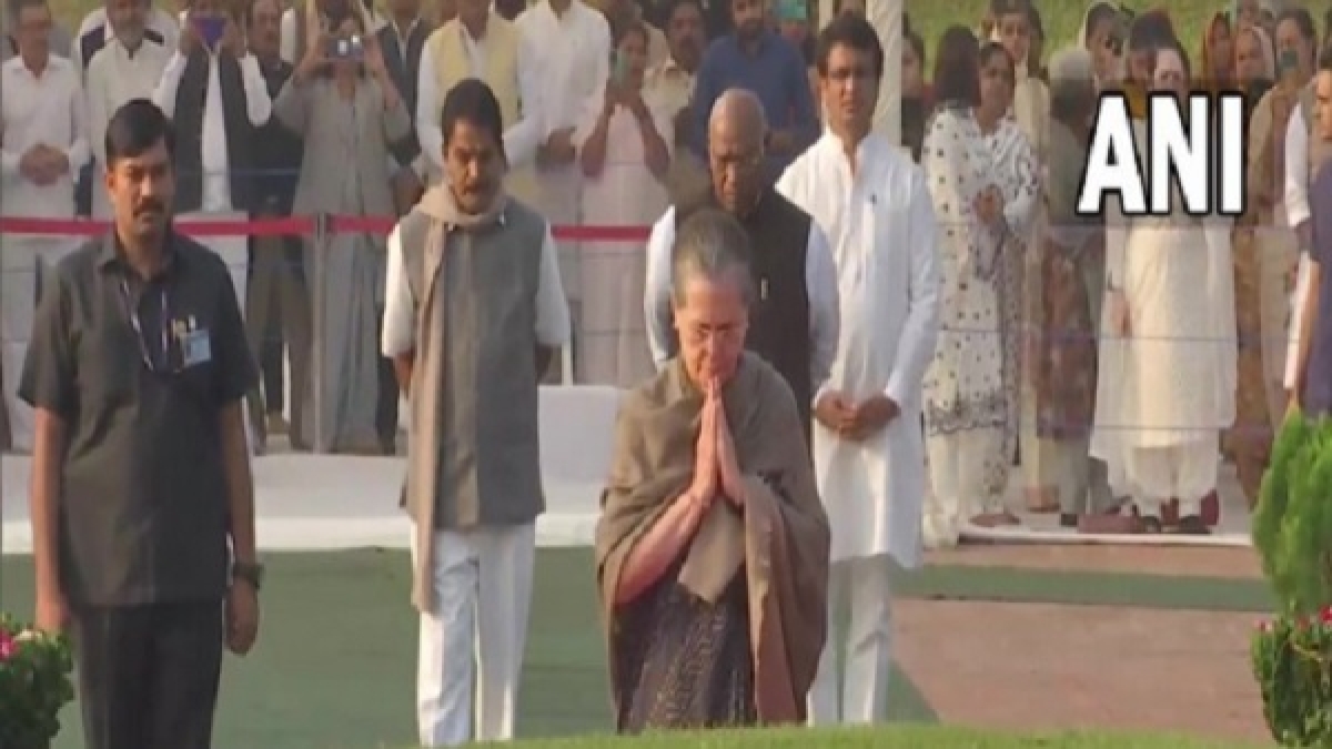 सोनिया गांधी ने दी पुष्प श्रद्धांजलि सोनिया गांधी ने दी पुष्प श्रद्धांजलि