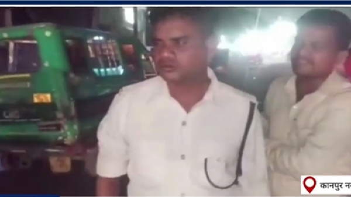Drunken Kanpur traffic policemans video goes viral Drunken Kanpur traffic policemans video goes viral