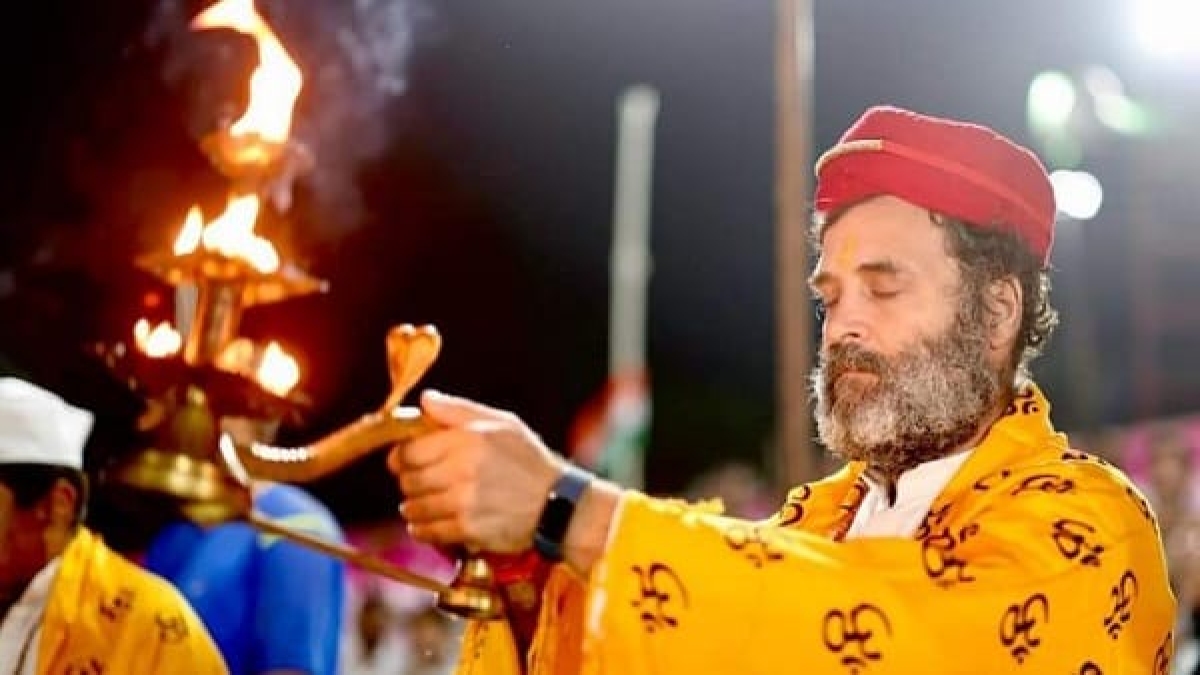 गले में माला और सिर पर पहनी पगड़ी