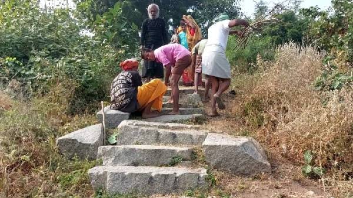 पहाड़ को काटकर बनाई 400 सीढ़ियां