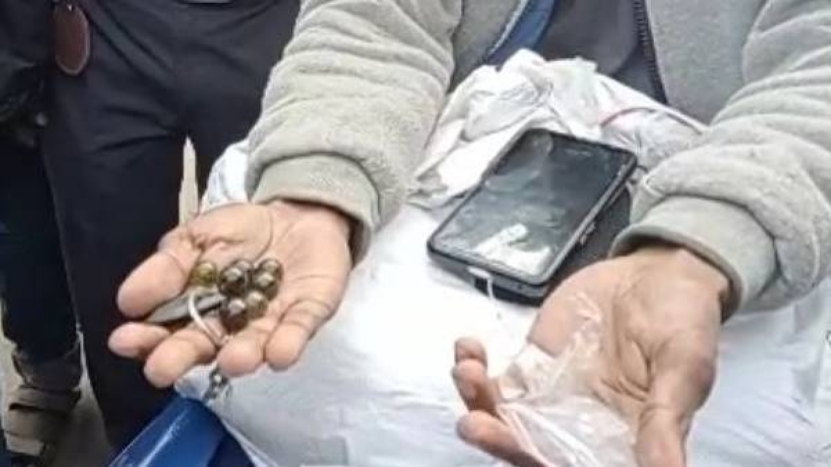 युवक ने खरीदा स्मार्ट वॉच डिब्बे से निकली कांच की गोली