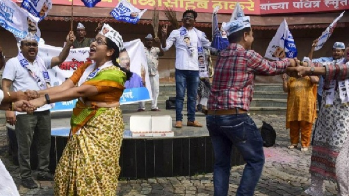 'चट देनी मार देली खींच के तमाचा....'