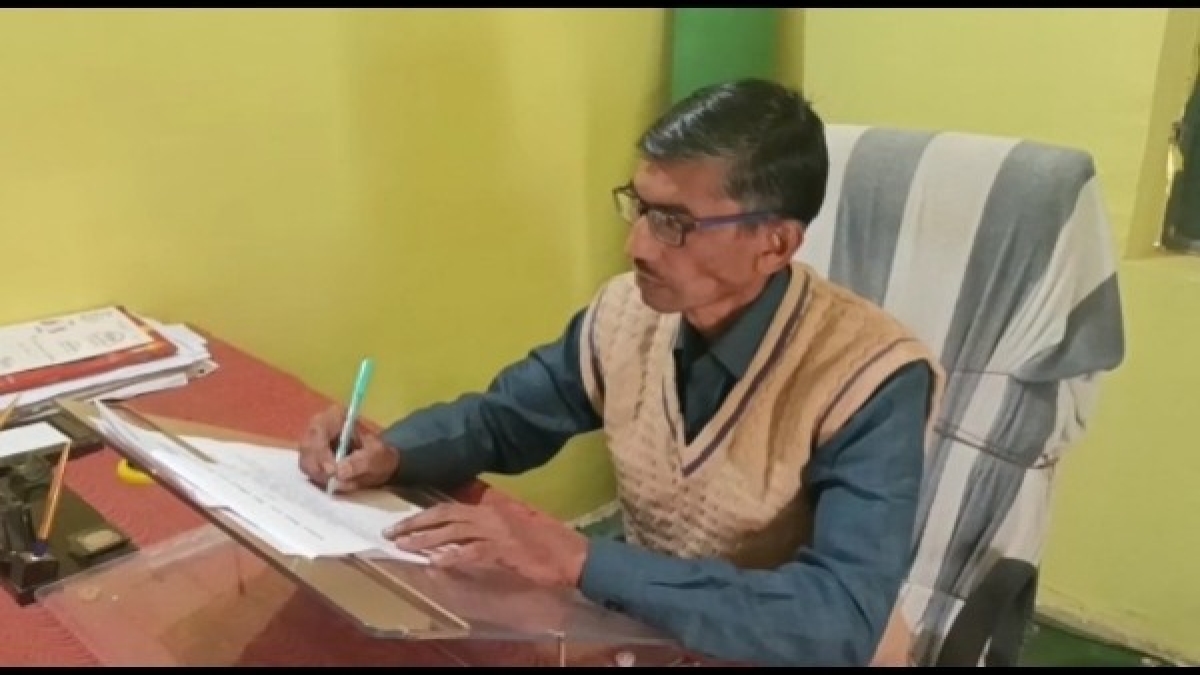 खण्ड शिक्षा कार्यालय में पदस्थ हैं भृत्य रमेश श्रीवास