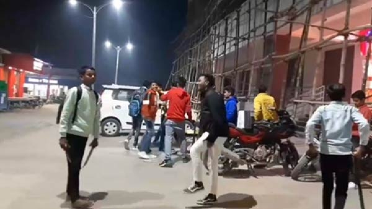 चौराहे पर सड़क किनारे केक काटकर मनाए जन्मदिन