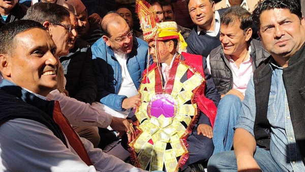 NAINITAL HALDWANI Angered closure road groom sat dharna protesters protest CONGRESS YASHPAL ARYA NAINITAL HALDWANI Angered closure road groom sat dharna protesters protest CONGRESS YASHPAL ARYA