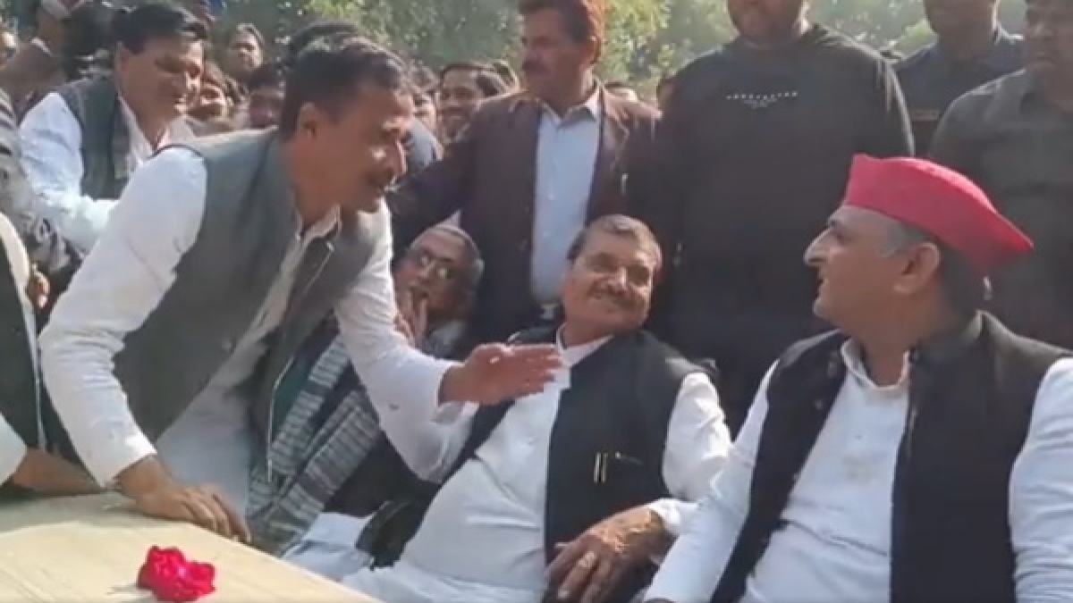 Mainpuri Results 2022: Akhilesh yadav laughed after hearing SP workers taunt on BJPs defeat Mainpuri Results 2022: Akhilesh yadav laughed after hearing SP workers taunt on BJPs defeat