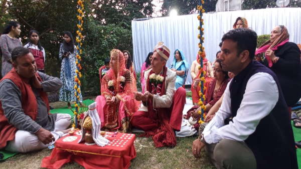 इटेलियन दंपति का विवाह संस्कार संपन्न