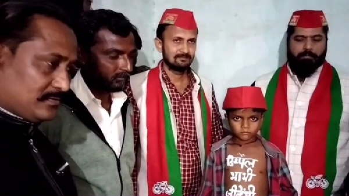 Mainpuri By-election: Cashier cut the cake by writing Dimple Bhabhi Jeetengi, asked Akhilesh for a victory gift Mainpuri By-election: Cashier cut the cake by writing Dimple Bhabhi Jeetengi, asked Akhilesh for a victory gift