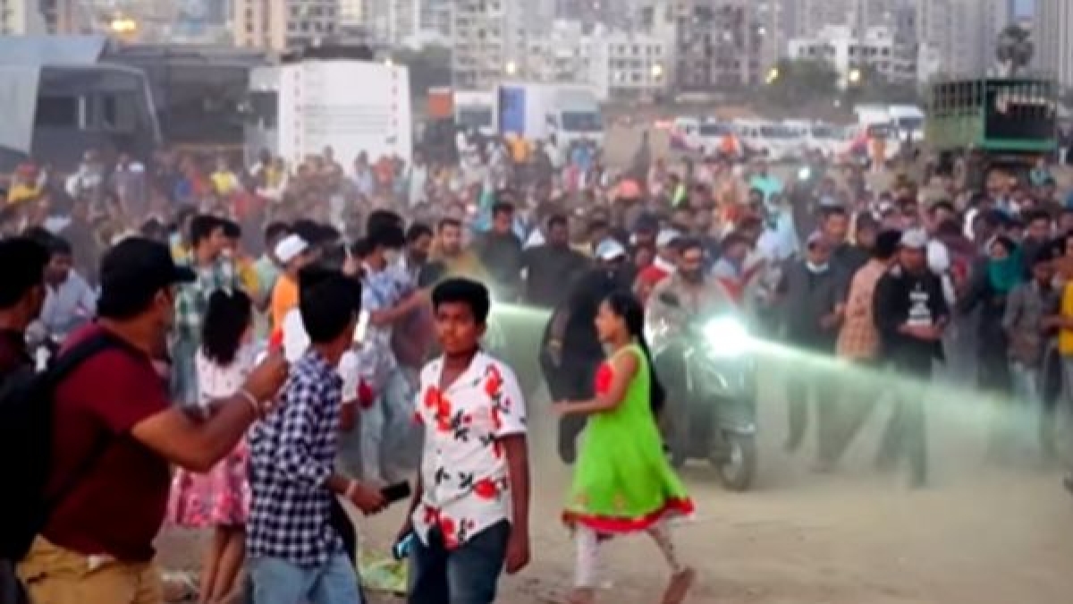 एक्टर को देखते ही बेकाबू हुई भीड़