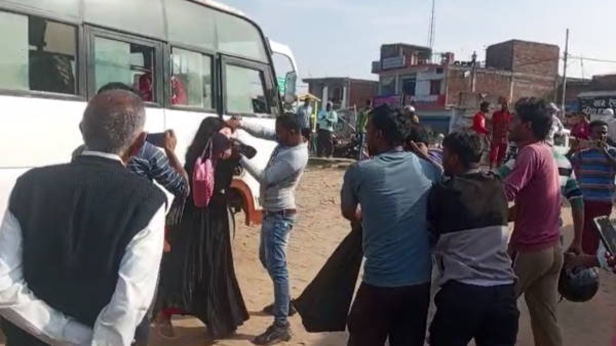 Maharajganj Wife caught red-handed in guest house with main lover thrashed with friends video viral Maharajganj Wife caught red-handed in guest house with main lover thrashed with friends video viral