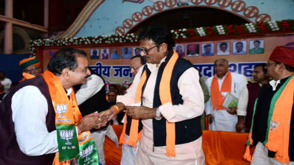 इस्तीफे देने वाले विधायकों के नाम सार्वजनिक करने की मांग