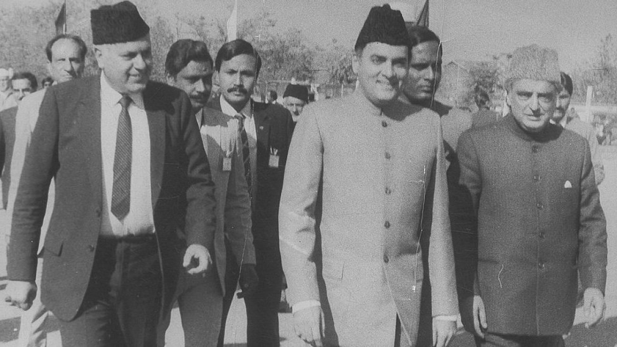 साल 1986 में राजीव गांधी, फ़ारुक़ अब्दुल्ला और मुफ़्ती मोहम्मद सईद साल 1986 में राजीव गांधी, फ़ारुक़ अब्दुल्ला और मुफ़्ती मोहम्मद सईद