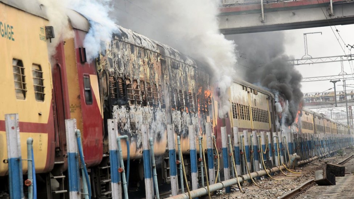 बिहार के दानापुर रेलवे स्टेशन के पास फरक्का एक्सप्रेस में गुस्साए छात्रों ने आग लगा दी. बिहार के दानापुर रेलवे स्टेशन के पास फरक्का एक्सप्रेस में गुस्साए छात्रों ने आग लगा दी.