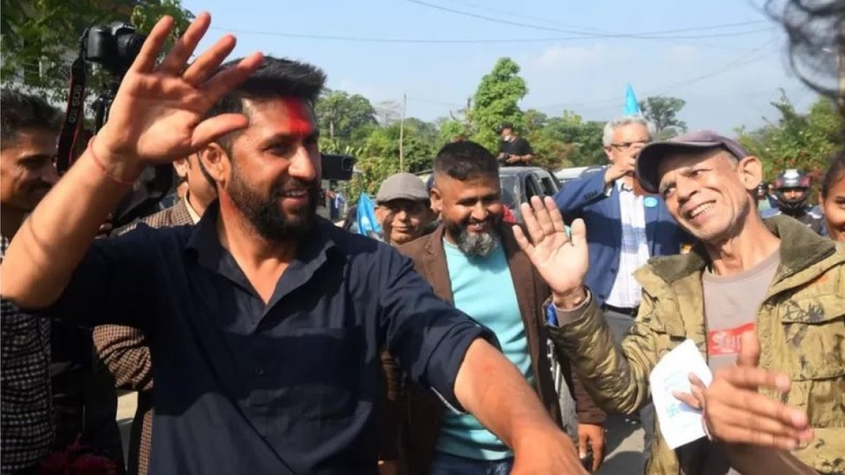 पूर्व टीवी होस्ट और इंडीपेंडेंट पार्टी के उम्मीदवार राबी लामीछाने अपने संसदीय क्षेत्र में आगे चल रहे हैं. राबी ऐसे कई नए चेहरों में से एक हैं जो नेपाली राजनीति के पुराने धुरंधरों को टक्कर दे रहे हैं पूर्व टीवी होस्ट और इंडीपेंडेंट पार्टी के उम्मीदवार राबी लामीछाने अपने संसदीय क्षेत्र में आगे चल रहे हैं. राबी ऐसे कई नए चेहरों में से एक हैं जो नेपाली राजनीति के पुराने धुरंधरों को टक्कर दे रहे हैं