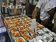 ट्रेन में परोसा घटिया खाना तो लगेगा 1 लाख तक का जुर्माना, बैन भी संभव