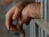 कैदियों से अवैध संबंध बनाता था जेलर, इंटरनेट पर वायरल हुआ Video