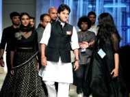 Pics: थम गई सांसे जब रैंप पर मॉडल्स संग सांसद ज्योतिरादित्य सिंधिया ने किया कैट-वॉक