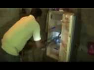 Video: ठंडा पानी लेने के लिए खोला फ्रिज, कोबरा को देखकर निकल गई चीख