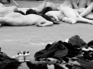 नग्न महिलाओं का राष्ट्रपति आवास पर प्रदर्शन, चीखीं, चिल्लाईं, रोईं, एक-दूसरे के ऊपर लेटीं