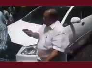 VIDEO: नारेबाजी से भड़के निर्दलीय विधायक ने भीड़ पर तान दी पिस्तौल