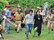 PICs: पुलिस और पब्लिक में हिंसक झड़प, इमामबाड़े की जमीन बनी झगड़े की वजह