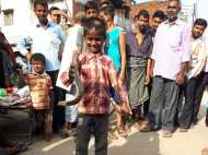 PICs: जहरीले सांप पकड़ना है इस बनारस के बच्चे का खेल!