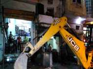 पुलिस ने धर्मशाला कराई खाली, होटल पर चला बुलडोजर