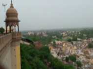 VIDEO: पहाड़ पर गईं सेल्फी लेने और बिगड़ गया बैलेंस, 20 मिनट तक झाड़ियों में पड़ी रहीं...