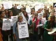 वीर्य से भरे गुब्बारे फेंके जाने को लेकर दिल्ली पुलिस हेडक्वार्टर पर छात्राओं का प्रदर्शन